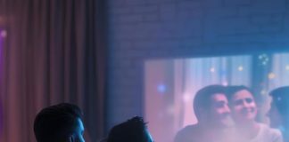 sala de cinema em casa com tela grande