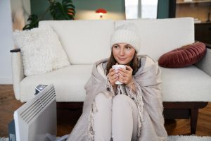 Mulher aproveitando café, sem lidar com mofo e ácaro no inverno.