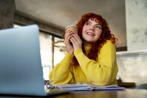 Jovem adolescente feliz aproveitando vagas no Jovem Aprendiz para trabalhar.