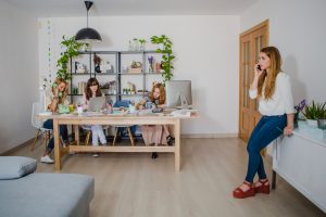 pessoas em uma sala com decoração para apartamento pequeno. 