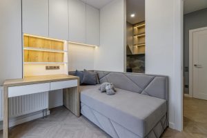 detalhes de quarto com Móveis planejados para apartamento, com cama e armários.