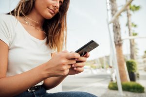 Mulher tentando aproveitar o Bem-estar digital.