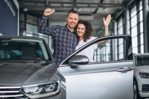 casal feliz ao descobrir como comprar carro por meio do leasing.