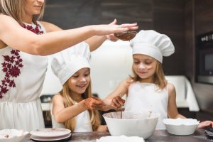 Crianças cozinhando no dia das crianças