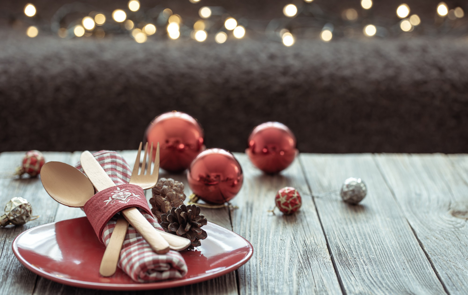 Mesa com decoração de Natal simples e charmosa