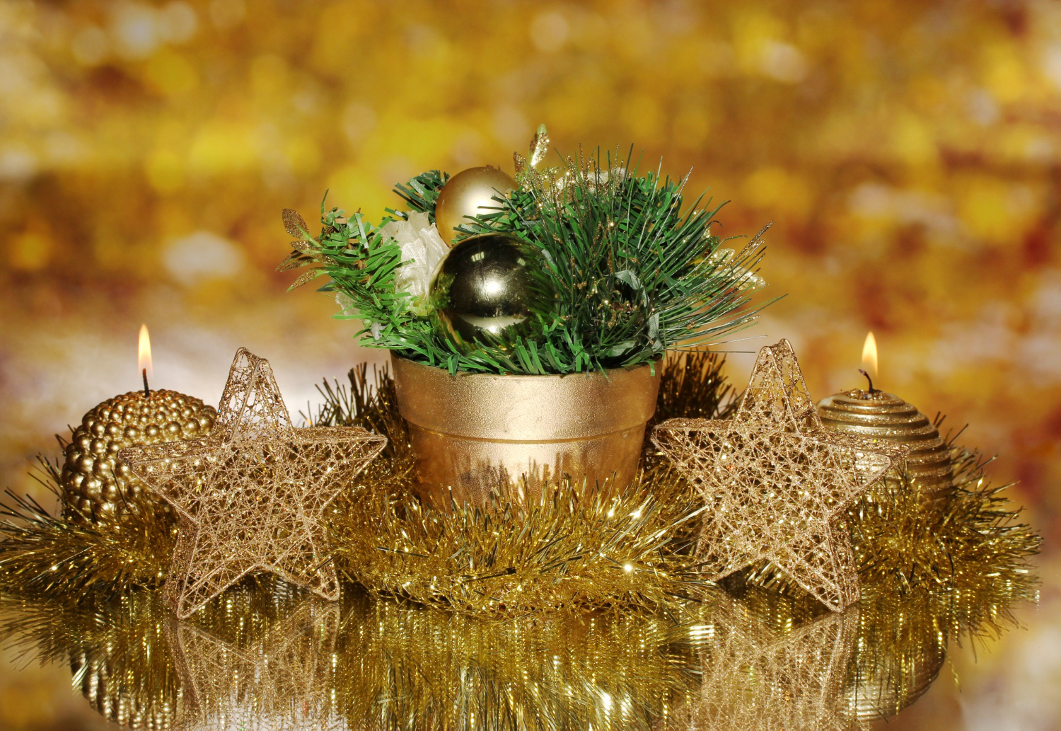 Dourado na decoração de natal com verde