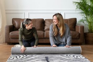 Amigas aproveitando Tapete para apartamento na sala.