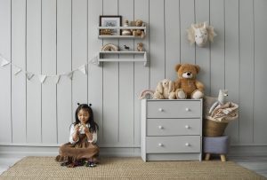 criança brincando após usar as dicas para decoração de quartos infantis 
