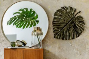 detalhes de Tropical Chic na decoração de casa com espelho e plantas.