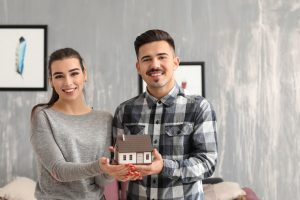 Casal feliz ao aproveitar a Faixa 4 Minha Casa Minha Vida.