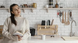 Mulher satisfeita após seguir as dicas para decoração de cozinhas pequenas
