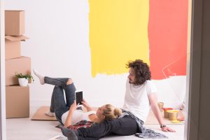 casal pensando em cores para ambientes pequenos. 