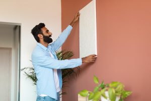 Homem aproveitando dicas de decoração de apartamentos alugados.