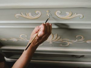 móveis antigos com pintura neutra