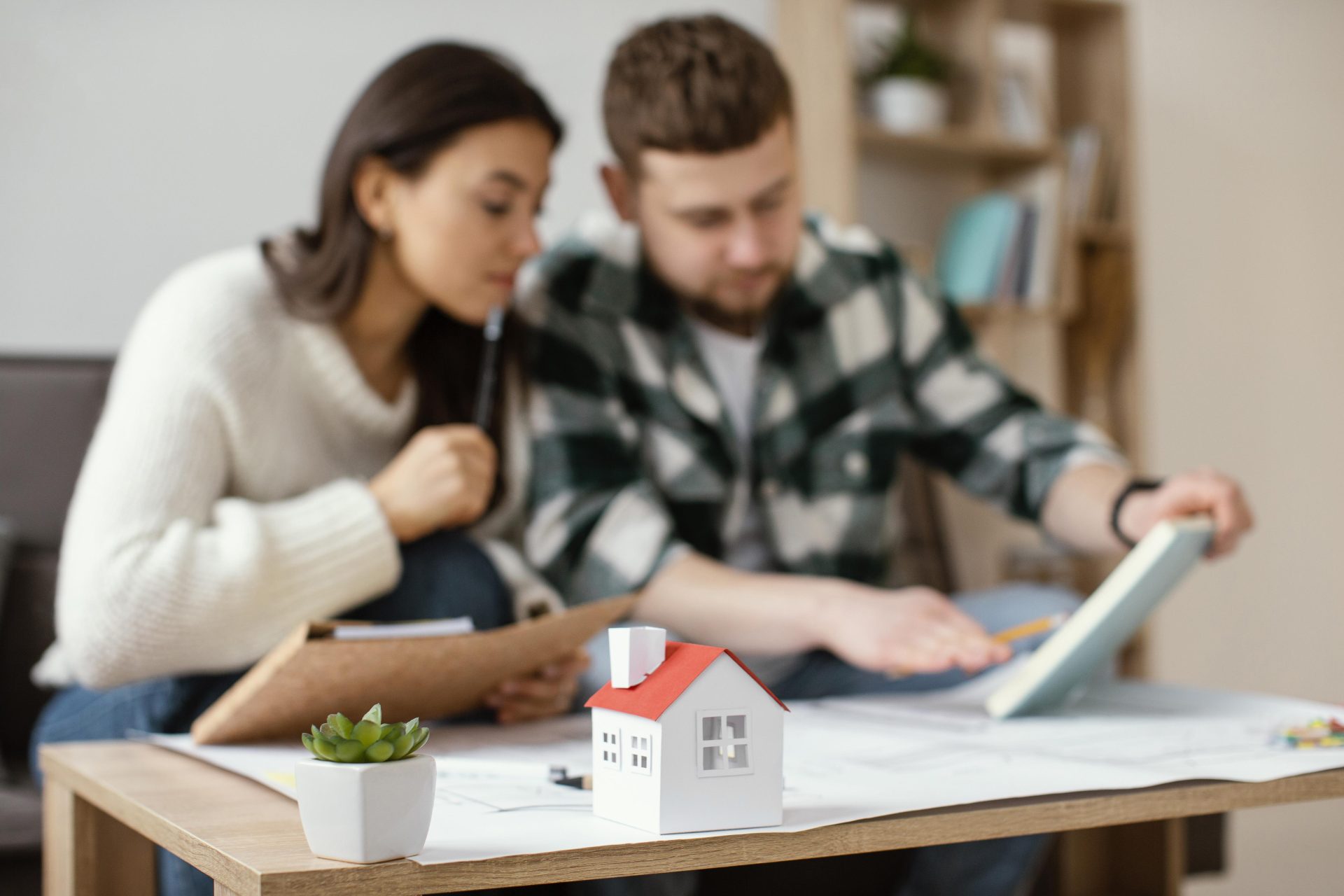 Moradores representando práticas de manutenção sustentável em uma residência.