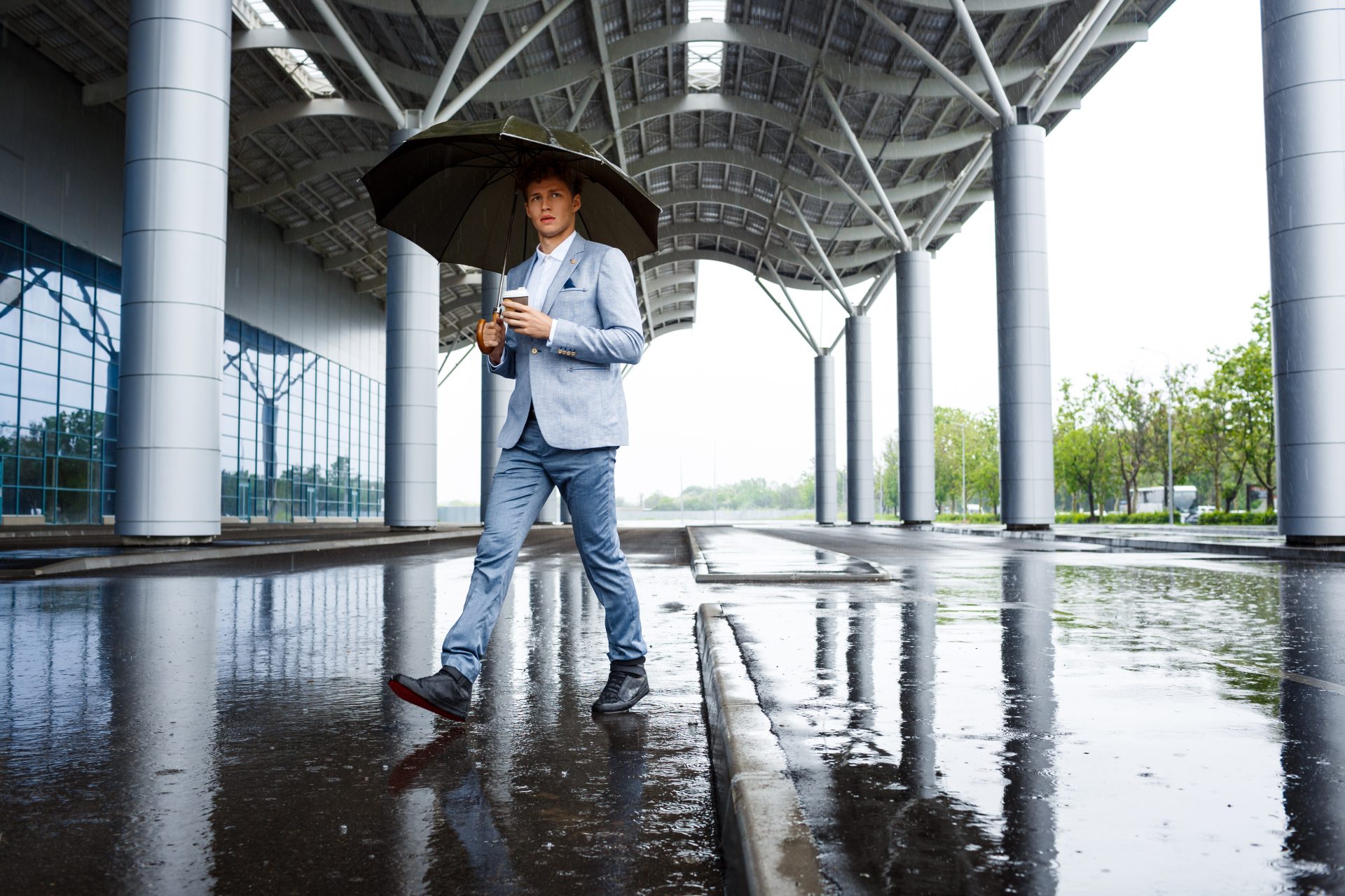 Profissional avaliando medidas para evitar infiltração durante períodos de chuva