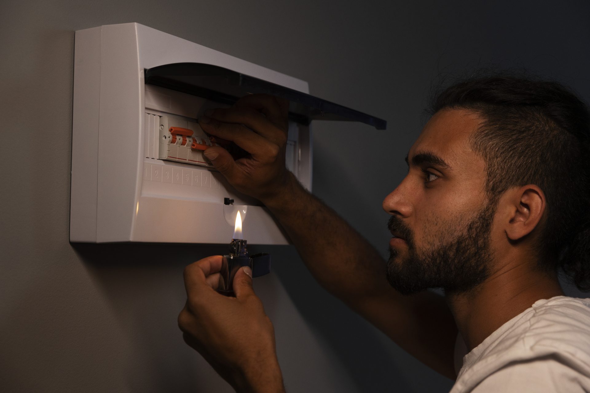 Profissional verificando riscos relacionados a acidentes elétricos em um quadro residencial