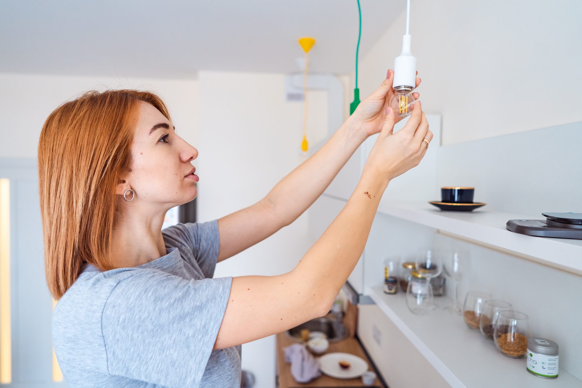Pessoa realizando uma tarefa doméstica simples para prevenir acidentes elétricos